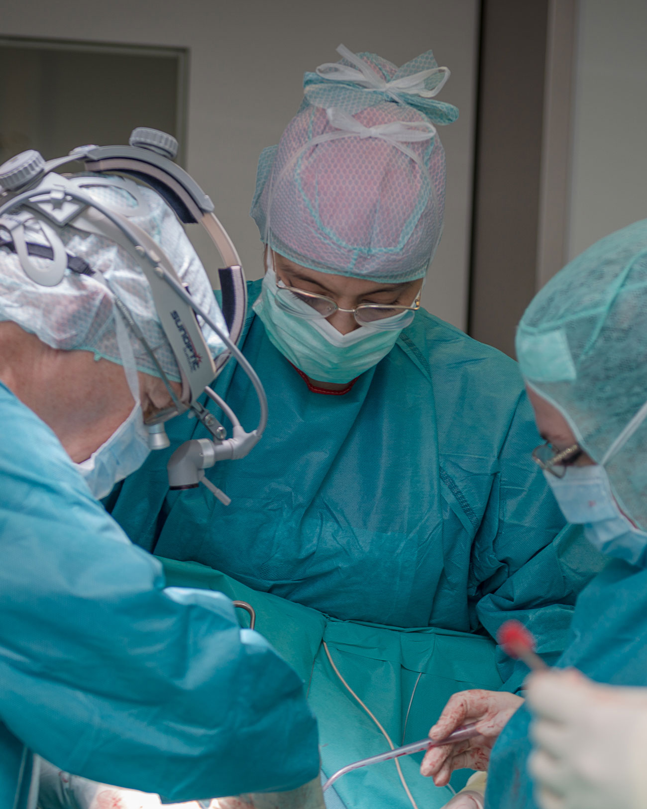Drei Chriruginnen und Chirurgen bei einer Operation