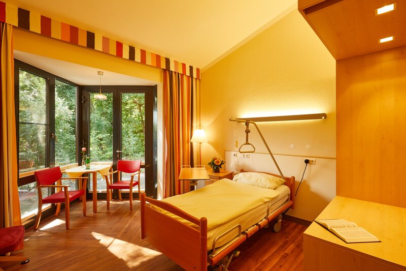 Bild zeigt ein Zimmer im Uhlhorn Hospiz mit Blick in den Garten