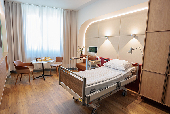Blick in ein modernes Patientenzimmer im Henriettenstift.