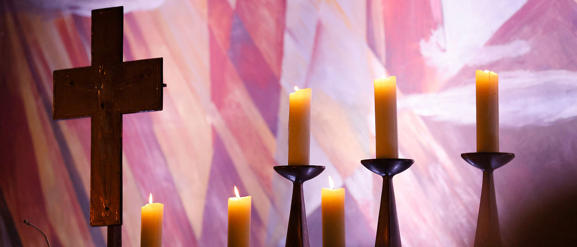 Bild zeigt ein Altarkreuz mit Kerzen in der Mutterhauskirche des Henriettenstifts