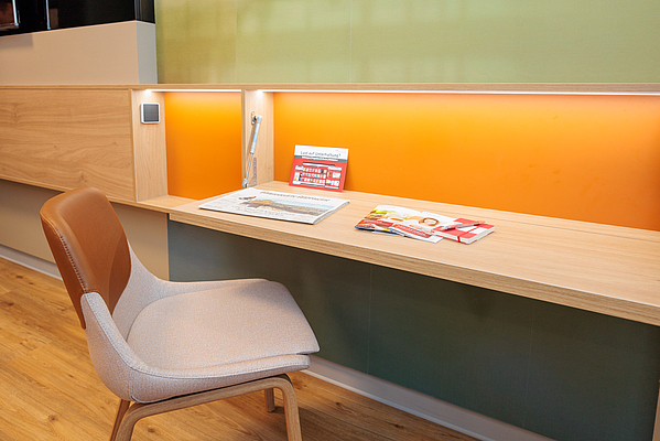 Sitzgelegenheit und Essplatz im Patientenzimmer.