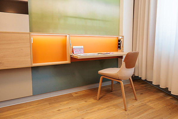 Sitzgelegenheit und Essplatz im Patientenzimmer.