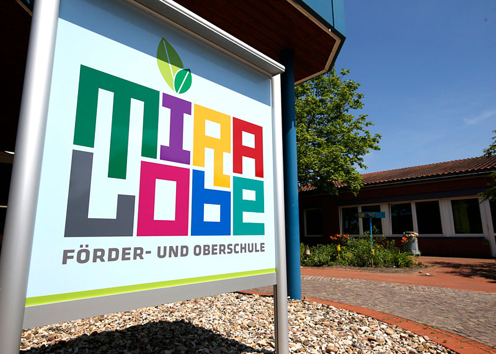 Bild zeigt das Eingangsschild der Mira Lobe Schule.