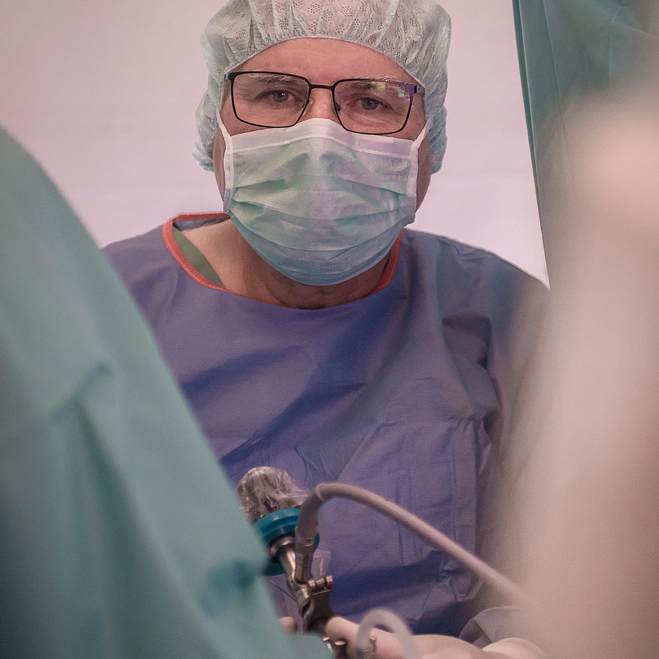 Die Grafik zeigt Dr. Stefan Conrad bei einem operativen Eingriff