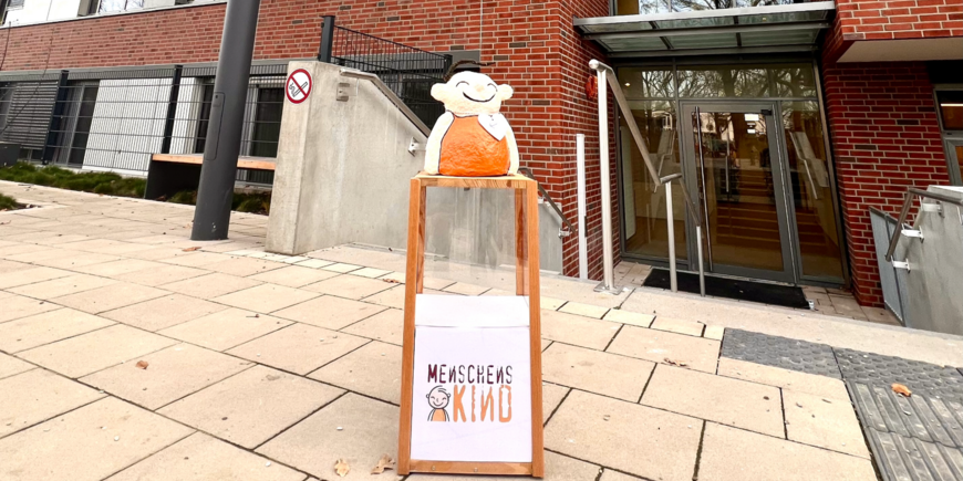 Eingangsbereich des Kellergeschoß der HENRIKE mit einer Menschenskindfigur